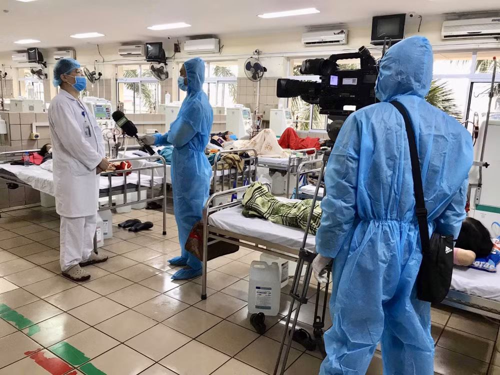 Nhà báo tác nghiệp trong dịch COVID-19 vô cùng vất vả, khó khăn những họ vẫn làm việc đầy trách nhiệm để mang đến những dòng thông tin chính thống, chính xác tới công chúng.
