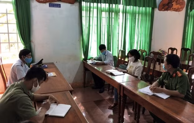 Bà N.T.B. làm việc với cơ quan chức năng. Ảnh: PV