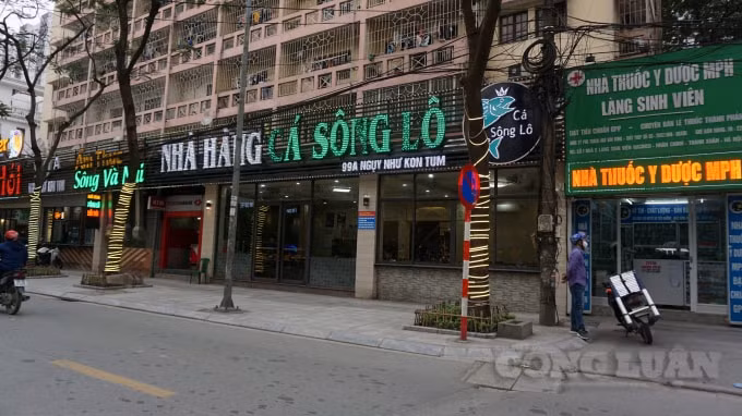 Bên trong Nhà hàng Cá sông Lô trên đường Ngụy Như Kon Tum dường như không có một khách nào tới . Ảnh H.Long.