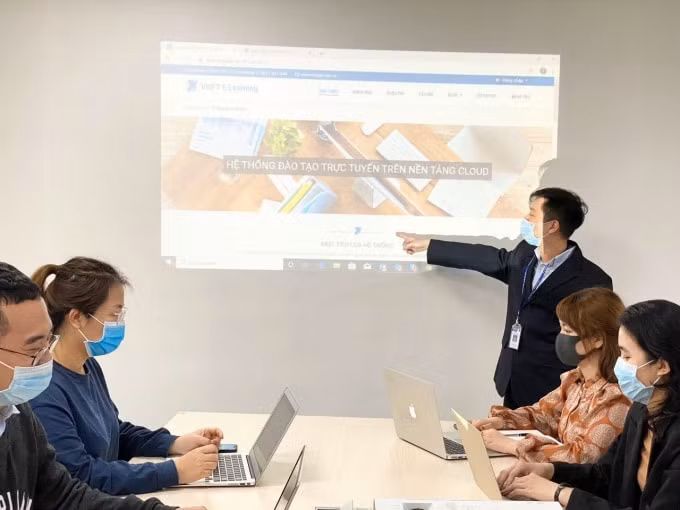 Chuyên gia VNPT giới thiệu giải pháp VNPT E-Learning cho giáo viên.
