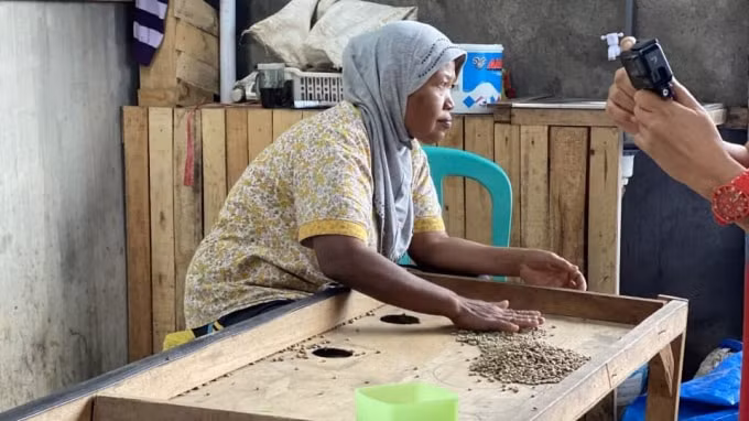Nguồn cà phê hạt của Blue Korintji Coffee được sản xuất bởi những người nông dân xung quanh khu vực Vườn quốc gia Kerinci Seblat, Indonesia