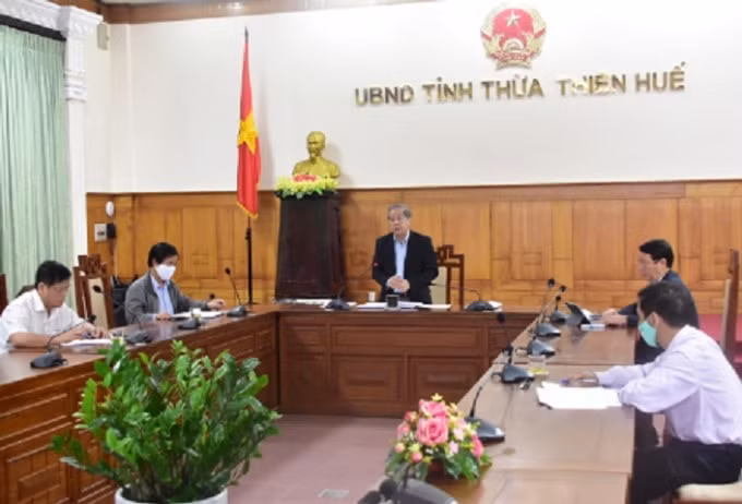 Chủ tịch UBND tỉnh chỉ đạo buổi họp.