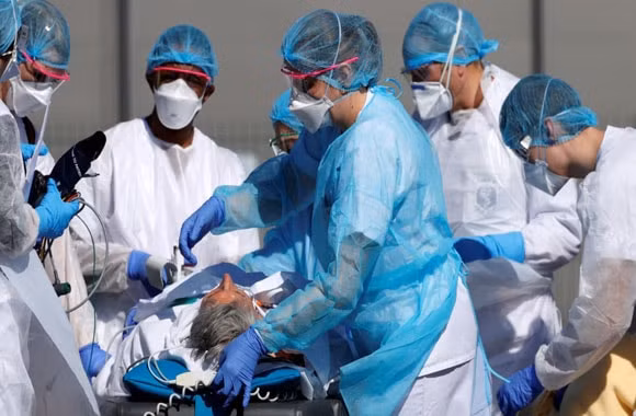 Trong 24 giờ qua, Pháp ghi nhận có thêm 561 người tử vong vì dịch bệnh. Ảnh: Reuters
