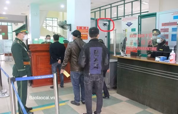 Tác nghiệp tại cửa khẩu Quốc tế Lào Cai – điểm có nguy cơ lây nhiễm dịch bệnh cao. Ảnh: báo Lào Cai.