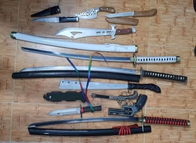 Số hung khí bị cơ quan chức năng thu giữ - Ảnh: Vũ Phong