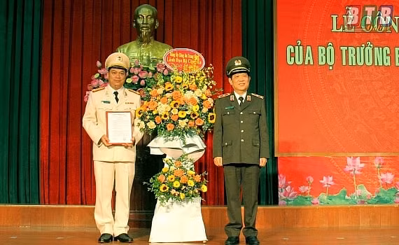 Trung tướng Nguyễn Văn Sơn, Thứ trưởng Bộ Công an trao quyết định cho Thượng tá Nguyễn Thanh Trường. Ảnh: Báo Thái Bình