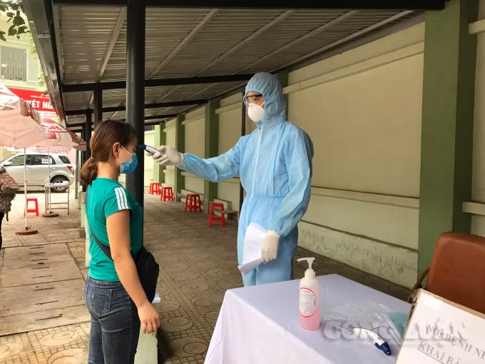 Quy định đo thân nhiệt, rửa tay sát khuẩn, đeo khẩu trang được thực hiện nghiêm túc đối với người dân và cán bộ thực hiện nhiệm vụ