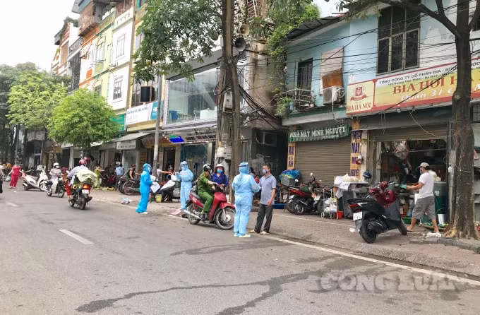 Thành phố Hà Nội tổ chức Test nhanh Covid-19 cho hàng trăm tiểu thương tại các chợ đầu mối, chợ dân sinh trong hai ngày 18-19/4