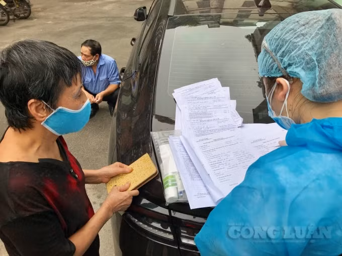 Các tiểu thương được hướng dẫn khai báo Y tế trước khi thực hiện Test nhanh