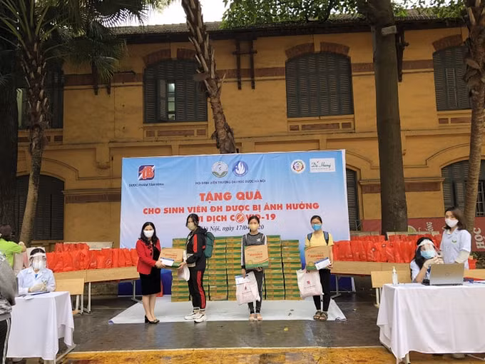 Công ty Tâm Bình ủng hộ và đứng ra kêu gọi cộng đồng giúp đỡ 250 sinh viên trường Đại học Dược Hà Nội bị ảnh hưởng bởi dịch Covid-19