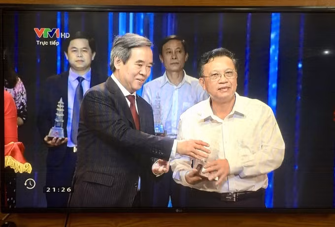 Nhà báo Phan Trung Thành nhận giải B Giải Báo chí Quốc gia năm 2018.