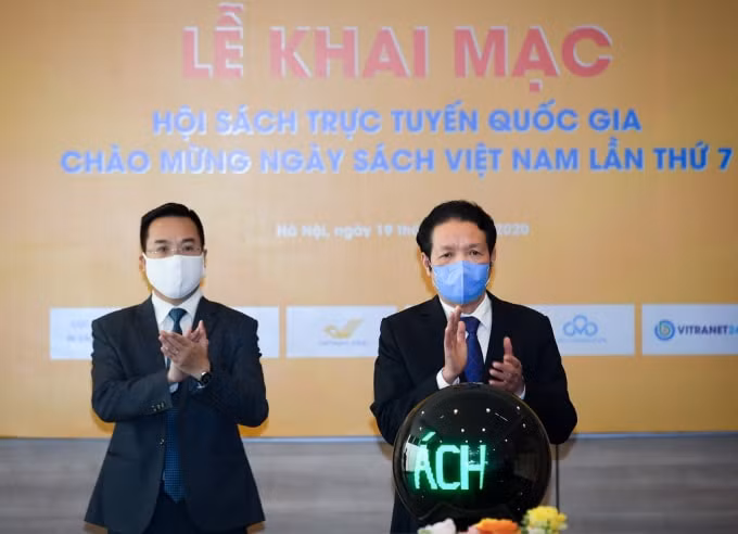 Ông Hoàng Vĩnh Bảo - Thứ trưởng Bộ Thông tin và Truyền thông, Chủ tịch Hội Xuất bản (bên phải), ông Nguyễn Nguyên - Cục trưởng Cục Xuất bản, In và Phát hành, Bộ Thông tin và Truyền thông - tại lễ khai mạc hội sách. Ảnh:&nbsp;Việt Hùng.
