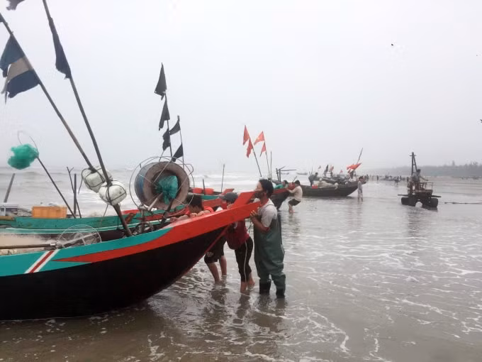 Ngư dân Hà Tĩnh vẫn kiên cường bám biển dù chịu ảnh hưởng của dịch Covid-19