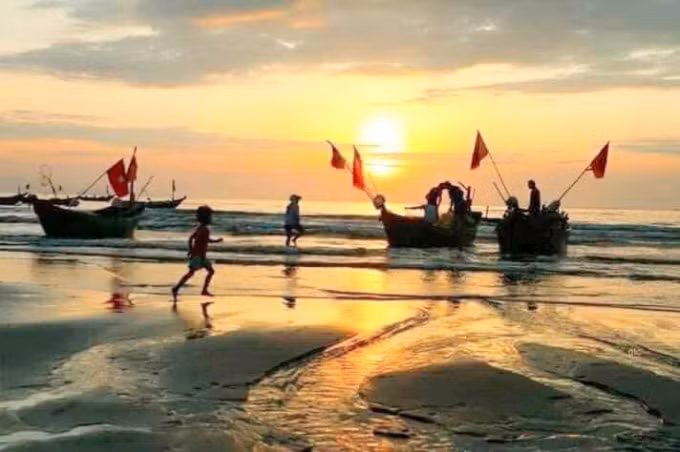Những con thuyền của ngư dân trở về từ sáng sớm.