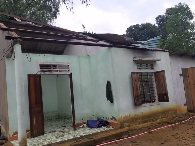 Nhiều ngôi nhà đã bị mưa lớn kèm lốc xoáy làm tốc mái hoàn toàn.