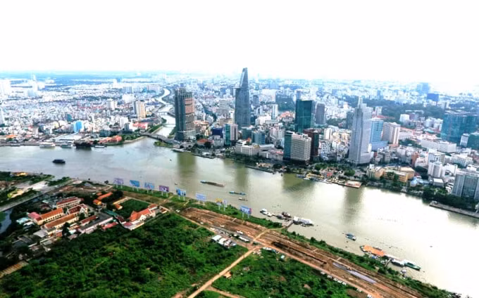 UBND TP Hồ Chí Minh cho rằng việc thành lập các Trung tâm phát triển quỹ đất có sự tham gia của hệ thống chính trị nên đạt được hiệu quả khi nhà nước thu hồi đất, đảm bảo tiến độ giao mặt bằng cho nhà đầu tư.