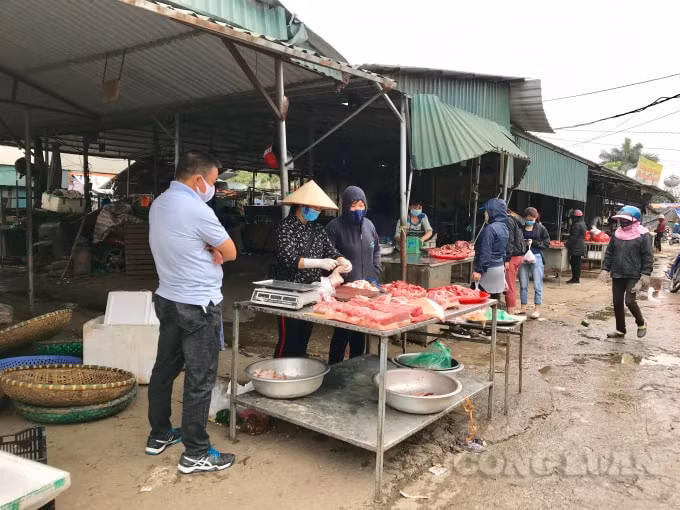 Giá thịt lợn không những không giảm mà còn tăng cao trong những ngày gần đây khiến người tiêu dùng khó tiếp cận