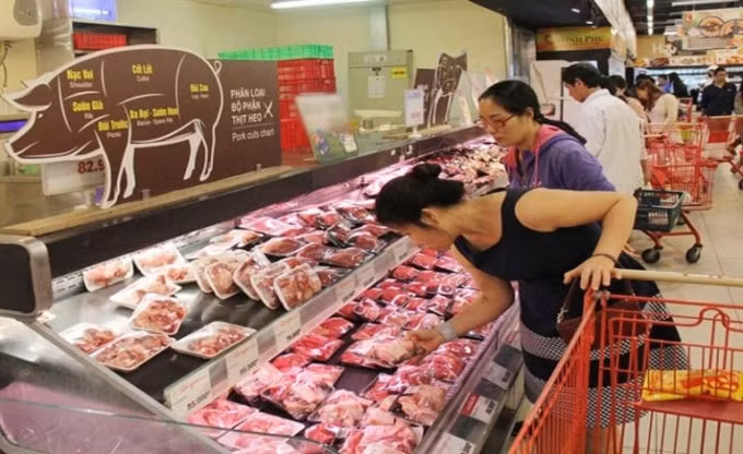 Người dân mua thịt lợn tại siêu thị. Ảnh: TL
