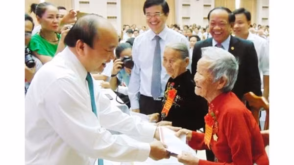 Thủ tướng Nguyễn Xuân Phúc thăm hỏi, tặng quà người có công tỉnh Quảng Nam. Ảnh: Tư liệu