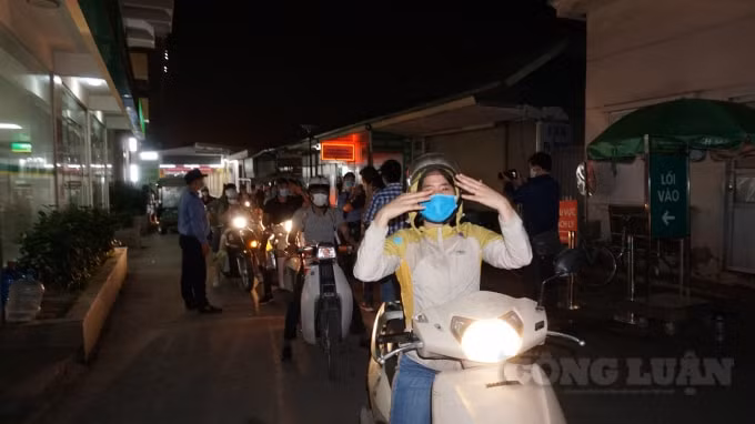 Một người nhà bệnh nhân tại bệnh viện đã bật khóc khi được hỏi cảm xúc của mình lúc này. Ảnh H.Long.