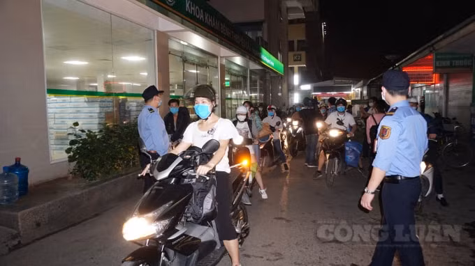 Khoảng 1h00 những người bị cách ly tại bệnh viện rục rịch ra về, mỗi người qua đây đều được đo nhiệt độ và di chuyển ngăn nắp. Ảnh H.Long.