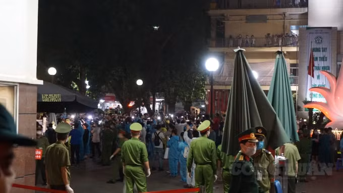 Ngay khi Bệnh viện Bạch Mai được dỡ bỏ phong tỏa, những tràng pháo tay vui mừng của các bác sĩ cũng như nhân viên y tế tại Bênh viện đã nổi lên. Ảnh H.Long.