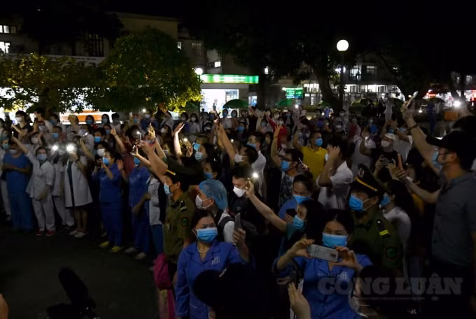 Những tiếng hô “Bạch Mai chiến thắng” vang lên khắp nơi vào thời khắc dỡ bỏ lệnh phong tỏa cách ly y tế. Ảnh H.Long.