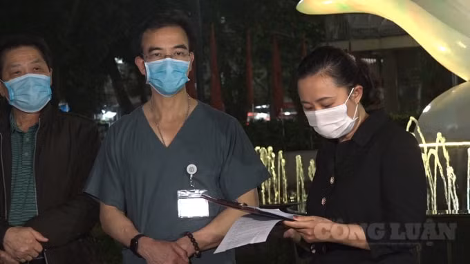 Giây phút đáng nhớ khi đại diện phường Phương Mai, quận Đống Đa đọc quyết định dỡ bỏ lệnh phong tỏa. Ảnh H.Long.