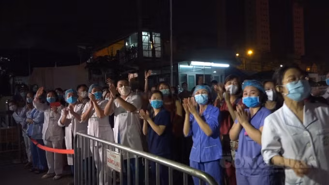 Đúng 0h, ngày 12/4, lãnh đạo Bệnh viện Bạch Mai có mặt để nhận quyết định dỡ bỏ phong tỏa. Ảnh H.Long.