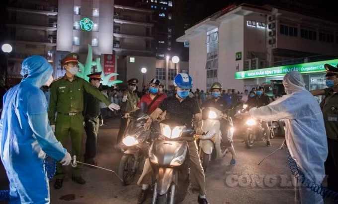 Giờ đây các cán bộ, công nhân viên của bệnh viện Bạch Mai đã được trở về nhà với gia đình sau những ngày xa cách. Ảnh H.Long.