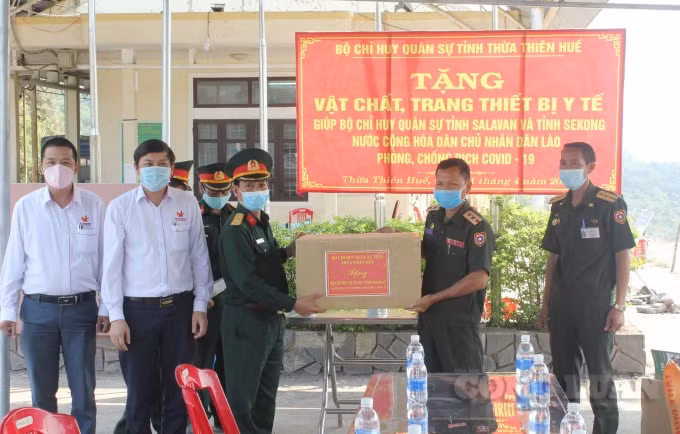 Thượng tá Hà Văn Ái, Phó Chính ủy Bộ chỉ huy quân sự tỉnh Thừa Thiên Huế trao tượng trưng vật tư y tế Bộ CHQS tỉnh SaLaVan – Lào