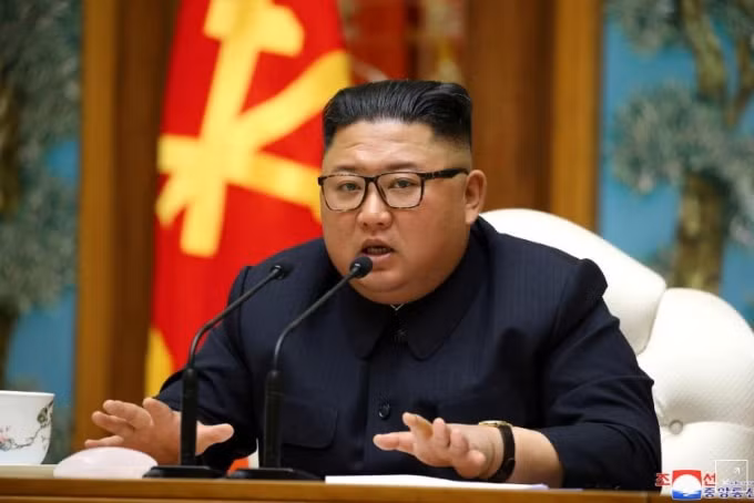 Nhà lãnh đạo Kim Jong Un chủ trì cuộc họp thảo luận các biện pháp chống dịch Covid-19 - Ảnh: Reuters