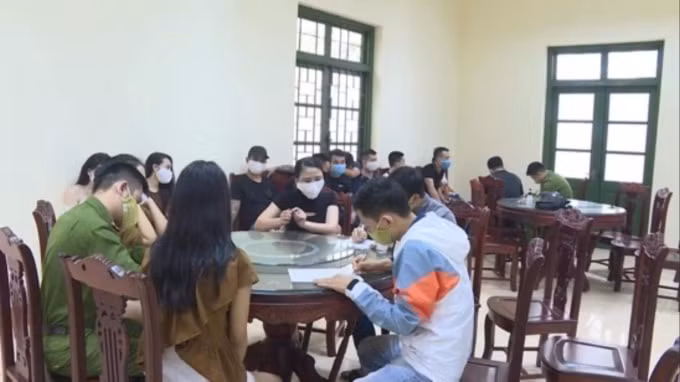 Hai nhóm đối tượng tại trụ sở cơ quan điều tra.