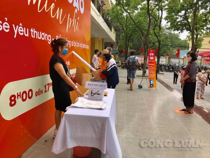 Cô Đỗ Thị Dung (quê Nam Định) một lao động nghèo với nghề chính là đi lấy hoa quả từ các chợ đầu mối bán rong khắp phố phường Hà Nội xúc động cho biết, vì dịch bệnh nên chợ búa ế ẩm, người dân hạn chế ra đường; cuộc sống của người lao động nghèo vốn đã vất vả nay còn vất vả hơn. Những cân gạo hỗ trợ trong thời điểm này thực sự là rất kịp thời và đáng quý