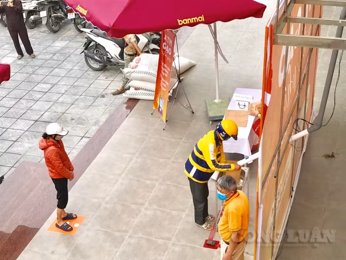 Bị ảnh hưởng bởi dịch bệnh Covid-19, mấy tháng qua bác Toán một lái xe ôm công nghệ kiếm không đủ tiền nuôi thân. Đặc biệt từ đầu tháng 4, toàn quốc thực hiện giãn cách xã hội, các hãng xe ôm công nghệ đồng loạt tạm dừng ứng dụng vận chuyển hành khách khiến cuộc sống càng thêm khó khăn với bác. Nghe tin có điểm phát gạo miễn phí, bác rất vui mừng và đã đi hơn 10km để đến đây