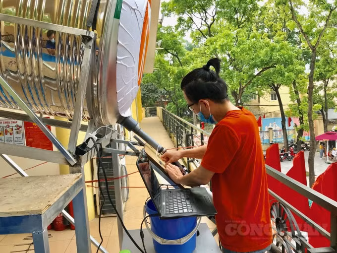 Gạo được đổ vào 