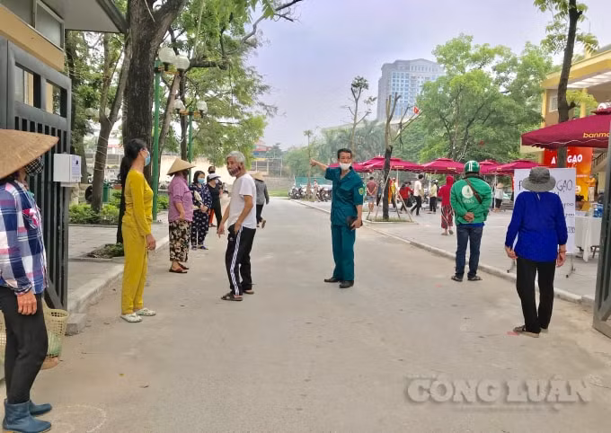 Người dân đến lấy gạo được hướng dẫn đeo khẩu trang, xếp hàng ngay ngắn, giữ khoảng cách an toàn và thực hiện những khuyến cáo của Bộ Y tế về phòng chống dịch bệnh Covid-19