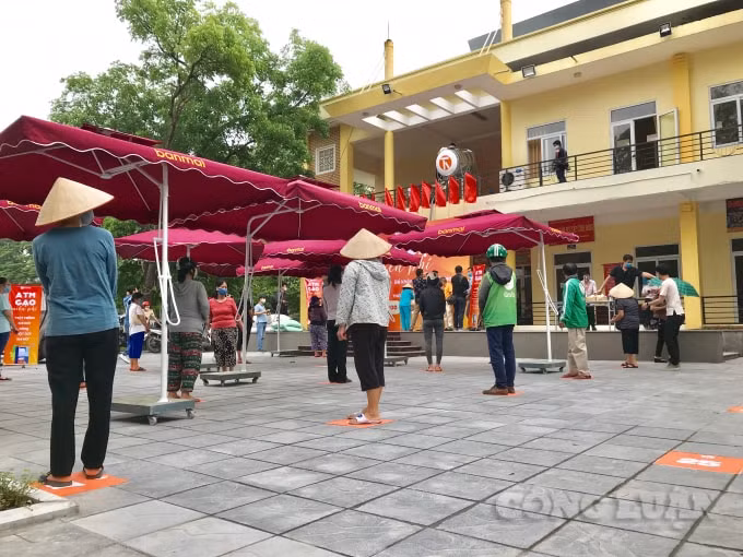 Người dân đứng xếp hàng ngay ngắn chờ được nhận gạo, mỗi người sẽ nhận được một lần 3kg gạo