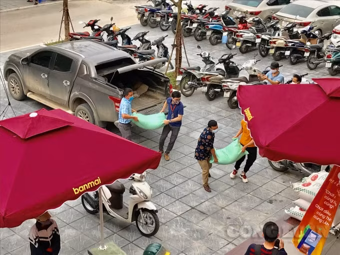 Nhiều người dân sau khi biết đến chương trình đã tới để quyên góp thêm rất nhiều gạo