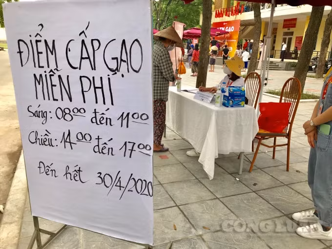 Trong ngày đầu tiên đã có hơn 700 người từ nhiều quận, huyện của thủ đô đến nhận gạo. Điểm cấp gạo miễn phí hoạt động từ 8h - 11h sáng và 14h-17h, dự kiến kéo dài tới 30/4