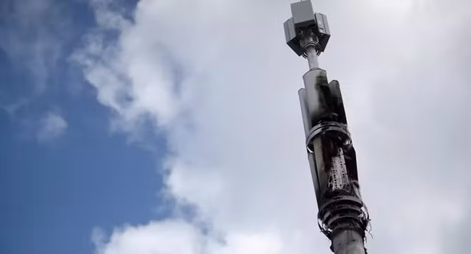 Nhiều tháp 5G bị đốt vì làn sóng phản đối tại châu Âu vì thuyết âm mưu. Ảnh: Reuters.