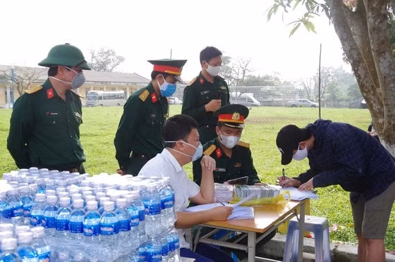 và bàn giao giấy tờ cho công dân hoàn thành thời gian cách ly để trở về địa phương