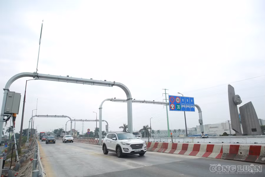 Cầu Thăng Long thông thoáng sau khi dỡ rào chắn thi công