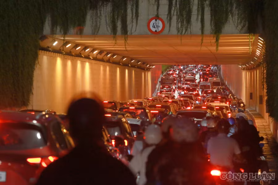 Mưa lớn kéo dài, giao thông Hà Nội ùn ứ giờ tan tầm