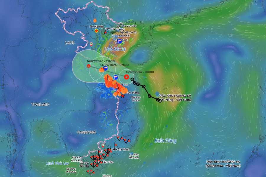 Áp thấp nhiệt đới áp sát đất liền, cách TP Huế 100km, miền Trung mưa rất to 