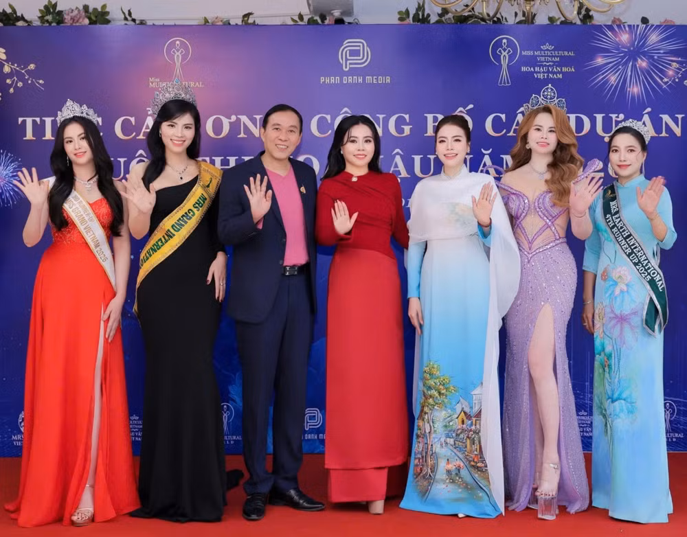 Á Hậu Trương Thị Hải - Hoa hậu Nguyễn Thị Thưa - NSƯT Đỗ Kỷ - Hoa hậu Phan Kim Oanh - NTK Thoa Trần - Hoa hậu Nguyễn Thị Huyên - Á hậu Minh Huệ. Ảnh: BTC 