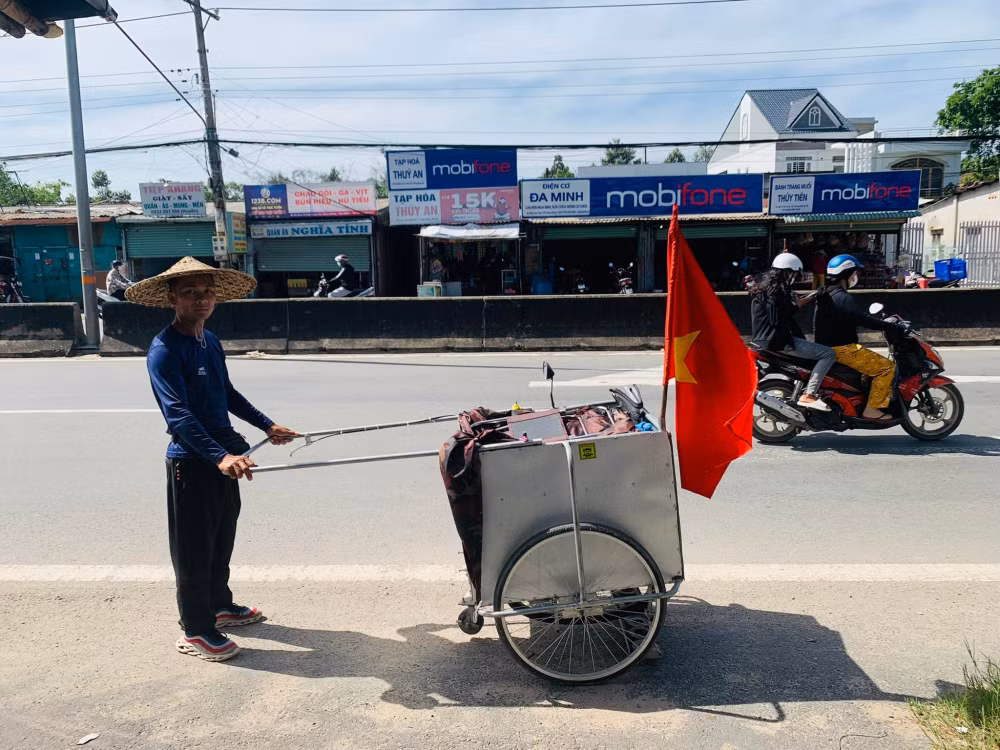 chang trai di bo xuyen viet hut dinh 63 tinh thanh hinh 6