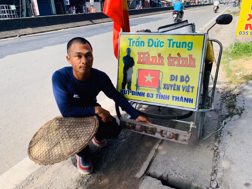 chang trai di bo xuyen viet hut dinh 63 tinh thanh hinh 2