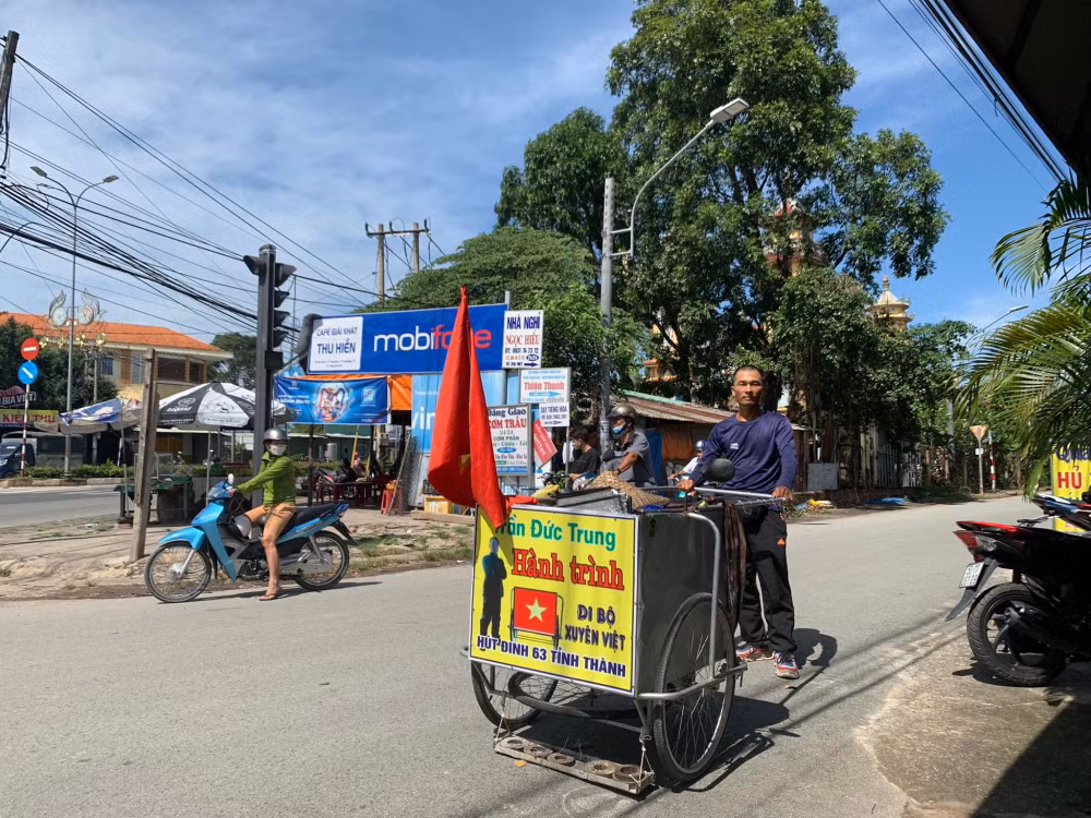 chang trai di bo xuyen viet hut dinh 63 tinh thanh hinh 1