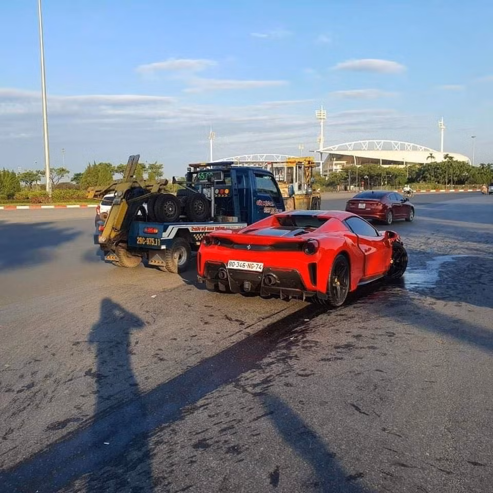 va cham voi sieu xe mot nguoi di xe may tu vong hinh 2